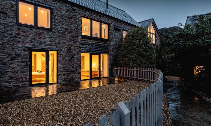 North Buckland Cottage | 5* Organic Farmstay. Guided nature walks. Close to award winning beaches.