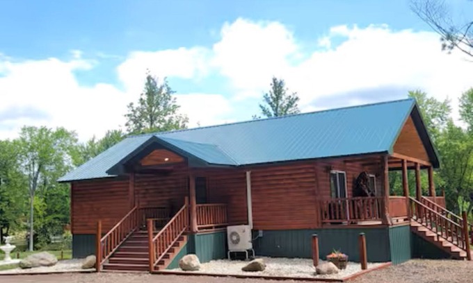 Paris Cabin | 5 Private Cabins Retreat on the Muskegon River and White Pine Trail