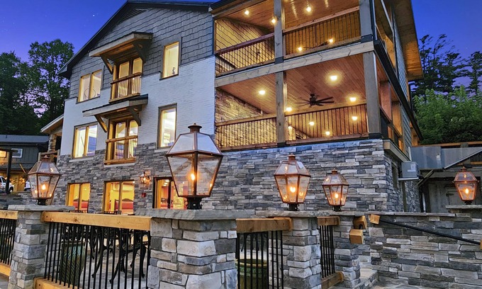 Blowing Rock House | 5-Star 6-BDRM Luxury House Main St Downtown Blowing Rock w Hot Tub Premier Host