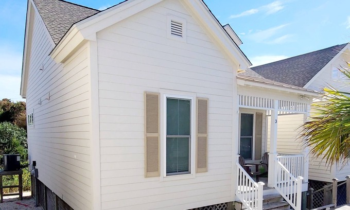 Atlantic Beach House | 5 Star Reviews Luxury House Pool, Steps from Ocean, Sleeps 6, Premier Host