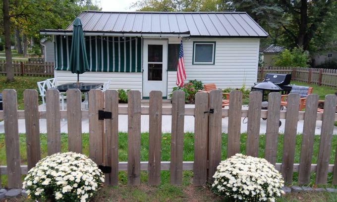 Markesan Cottage | 5 Stars! Fall is magical in Green Lake!