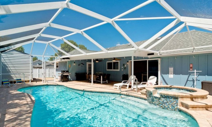 West Bradenton House | 5 stars! ⭐️? HotTub&Pool-4BR/2BA 5 miles to beach!