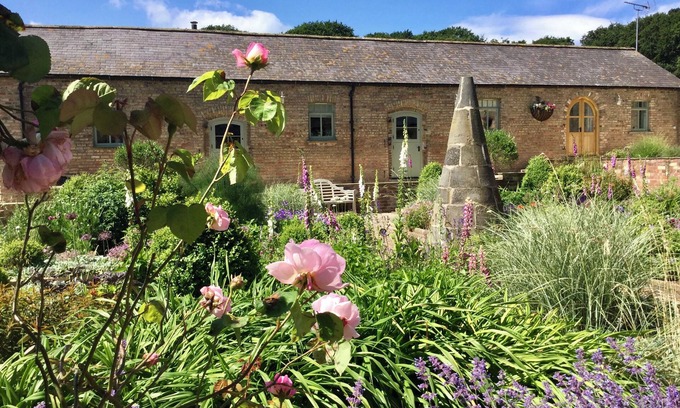 Huggate House | 5* stylish, luxury barn conversion, private hot tub, fabulous views