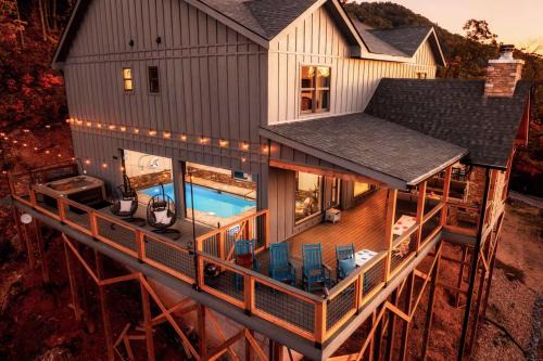 Gatlinburg - Pigeon Forge Ski Chalet | 5 Suites - 180 View - Pool-Spa-Theater - Fireplace