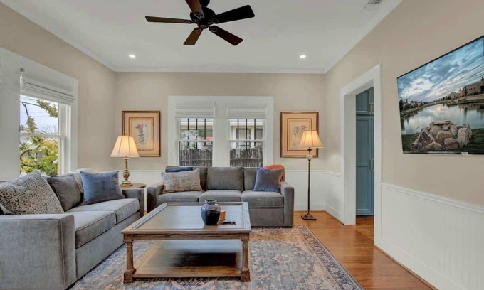 Fredericksburg Cottage | 500 Feet 2 Main St-Fred Charmer!