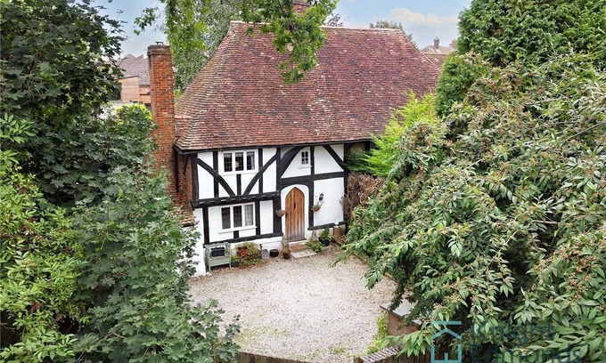 Maidstone Cottage | 500 yr old Cottage with historic park at the gate