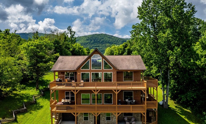 Cosby Cabin | 5000 Sq, Ft, Cabin on 1 Acre-Beautiful Views-Dogs Allowed
