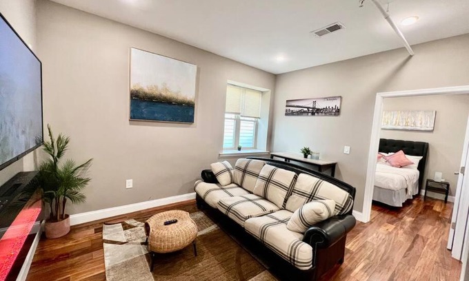 Logan Square Apartment | 505 Relaxing 1BR apartment in center city of Philly