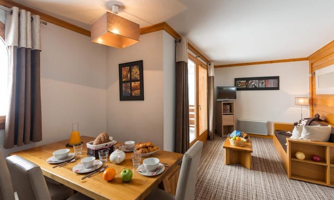La Toussuire Apartment | 50m from ski slopes, swimming pool, sauna, hammam, terrace, balcony, tv, ski locker, 42m²