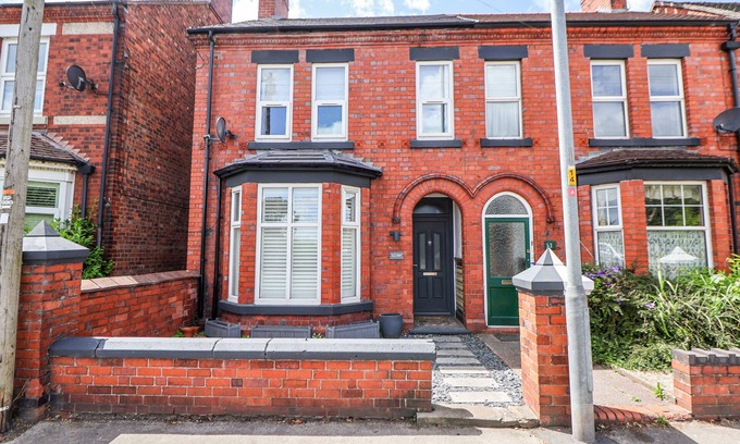 Nantwich Cottage | 52 BARONY ROAD, pet friendly, with a garden in Nantwich