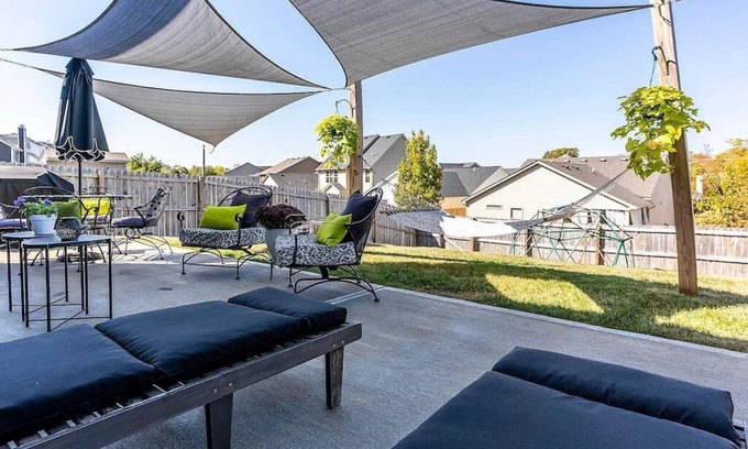Masterson Station House | 527 Estrella · King Bed, entire 4 bedroom, Kentucky living