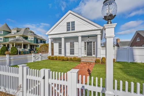 Harwich Port House | 530 Route 28 Harwich Port Cape Cod - - The Pineapple House