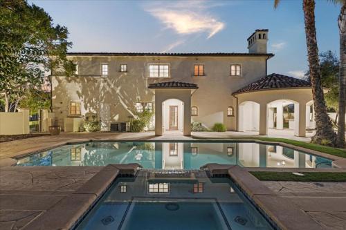 Tarzana House | 5800 sq ft Gorgeous Tarzana 7 bedroom 9 bathroom home with pool and hot tub