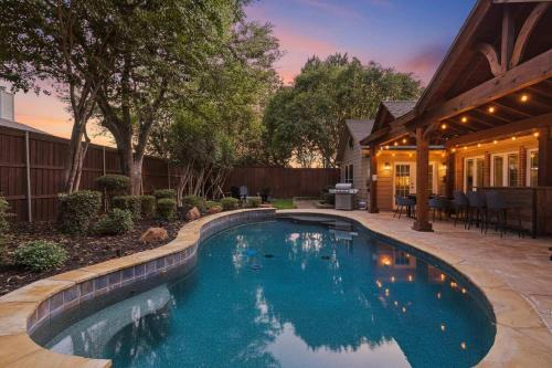 Corinth House | 5BD 2BA w Backyard Oasis Pool Jacuzzi Firepit