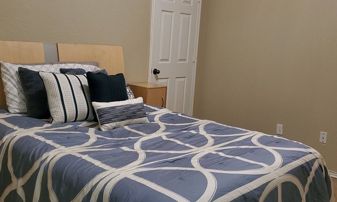 South Arlington House | 5bd/5ba-3700sqft Home w/Cable & Fast Wi-Fi - Dedicated Desk & Outdoor Living