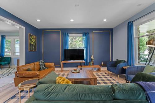 South Bend House | 5bd Movie Theater - 7mins to UND - Backyard BBQ