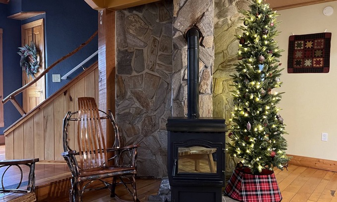 Bryson City Cabin | 5Br 2 Kitchens Custom Home Pool Table 1 mi downtown Starlink fastest internet
