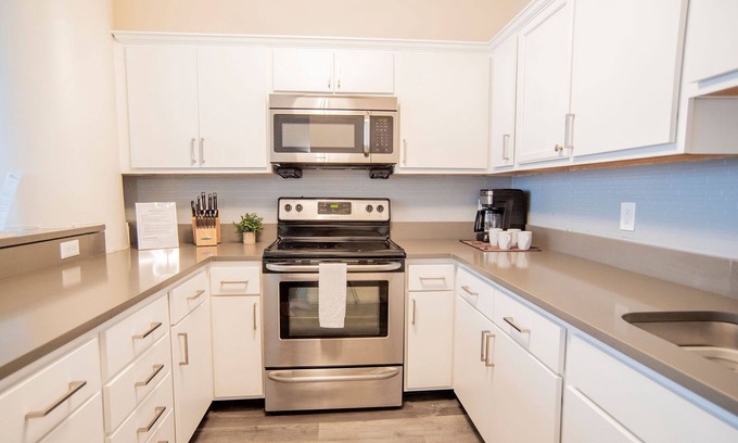 Mile Square Apartment | 5BR Cozysuites The Block with Pool Table