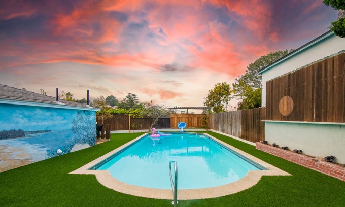 Point Loma House | 5BR Heated Pool + Firepit + Putting Green in OB