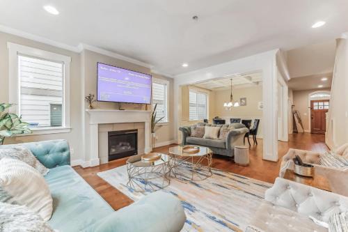 Beaverton House | 5BR Home with Backyard - Perfect for Family and Work Crews