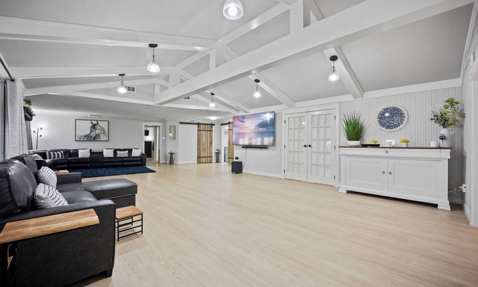 Liberty House | 5BR Private Retreat On Acreage + Near Liberty