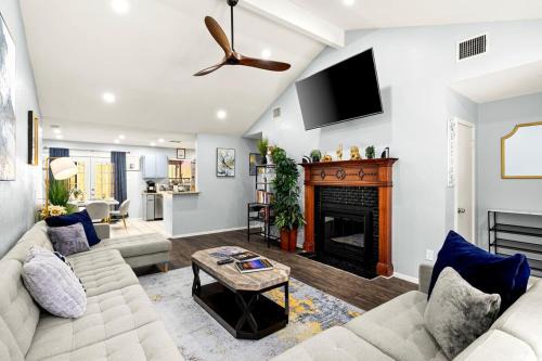 Copperfield House | 5BR Retreat with Game Room, Hot Tub & Big Yard - Sleeps 16 - 15 min to DT