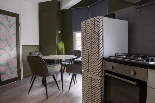 East Acton Apartment | 5C- Stylish Urban Retreat - Spacious 2 Bed Flat