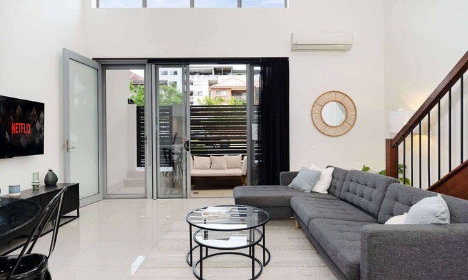 Wooloowin House | 5km to City & Airport|Huge Townhouse|3 Bathrooms