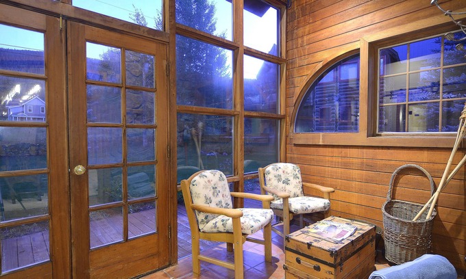 Crested Butte House | 6,000 Sq/Ft of Luxury in Town! Gourmet Kitchen/Hot Tub/Lrg Yard! Walk to Elk Ave