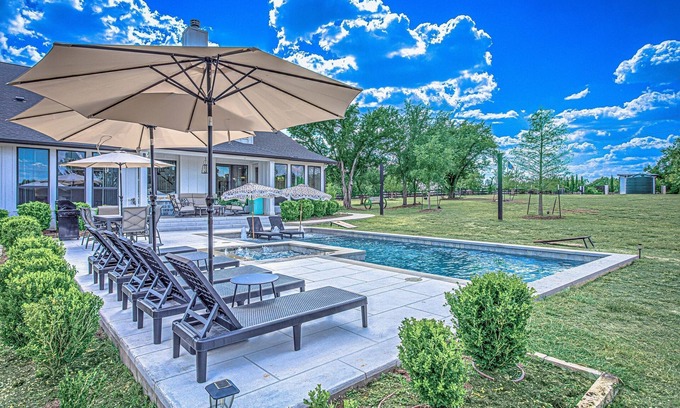 Austin House | 6 BDRM Hill Country Retreat w/Pool & Hot Tub