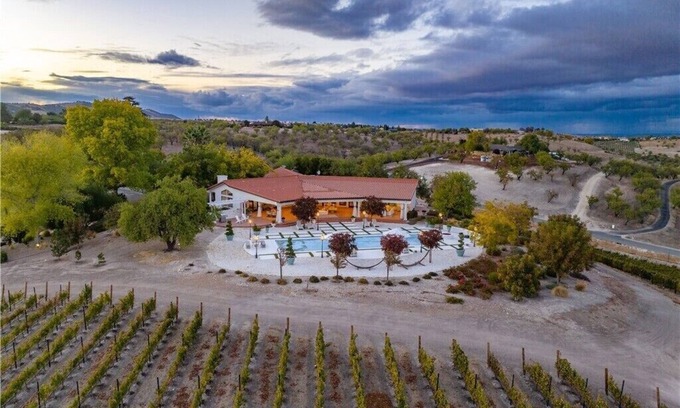 Paso Robles House | 6 bed 3 bath house surrounded by 9 acres of vines w/pool, jacuzzi, & fire pit.
