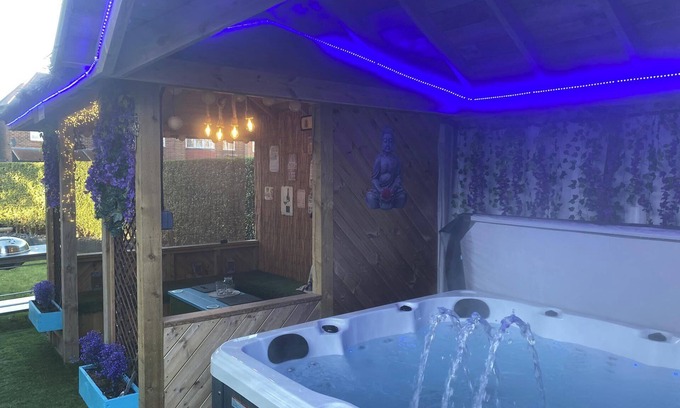 Fenham House | 6 Bed-Sleeps 12-Hot Tub-Free Parking-Pet Friendly
