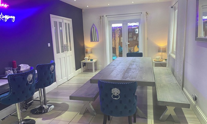 Fenham House | 6 Bed-sleeps 12-hot Tub-free Parking-pet Friendly