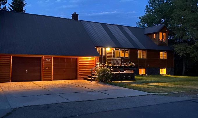 Island Park House | 6 bedroom 2.5 bath right in the center of Island park Village.