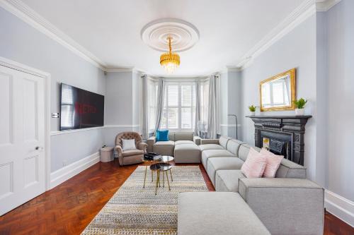 South Acton House | 6 Bedroom House by AV Stays Acton Sleeps 12 Free Parking