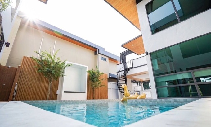 Nong Prue Villa | 6-bedroom villa in superb Muang Pattaya with WiFi, AC, fitness roomnnnn