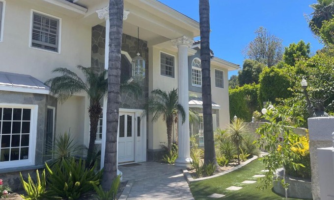 Los Angeles House | 6 beds and 6 baths home at Tarzana LA