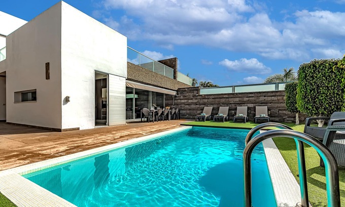 Costa Adeje Villa | 6 bedsr villa with private heated pool @30º Jacuzzi 6p. Wi-Fi, 5 min walk beach