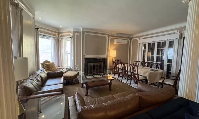 Getty Square House | 6 BR, 4 BA Mansion Close to the City
