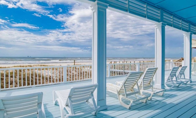 Southpointe House | 6 BR Gulf Front Home! Sleeps 17 - Southern Lotus