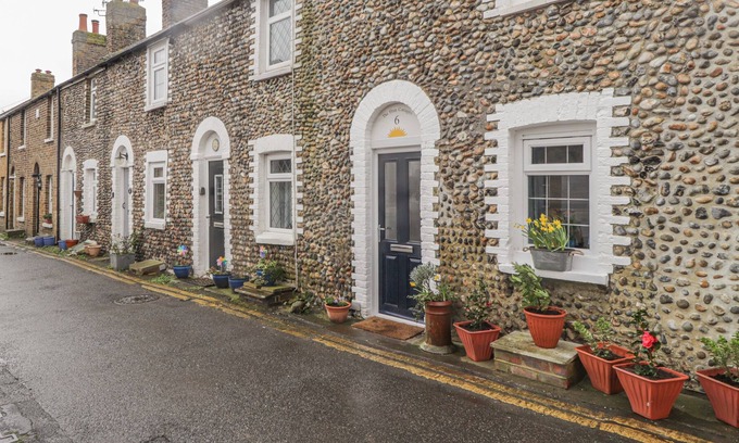 Birchington Cottage | 6 FLINT COTTAGES, with a garden in Minnis Bay