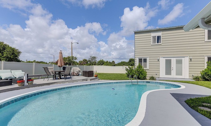 Echo Lake Apartment | 6 Mi to Riviera Beach: WPB Retreat w/Pool Access!