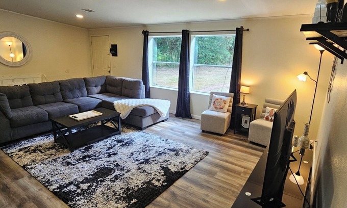 Navasota House | 6 miles from Renaissance Festival 3 Bedroom 2 Bath home on 2 acres