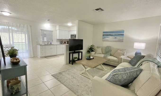 Englewood House | 6 minutes to Manasota Key Beach & 15 minutes to Venice, Beautiful Duplex Remodel