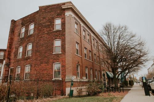 Chatham-Arch Apartment | 6 modern apts near nightlife & attractions