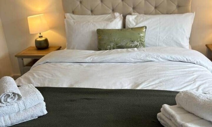 Paisley Apartment | 6 Smithhills, Paisley Central,GLW & Glasgow access