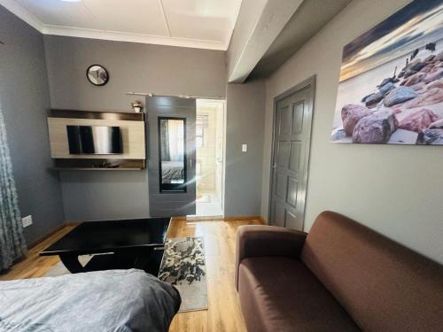 Bezuidenhout Valley Apartment | 6 the Curve unit 27
