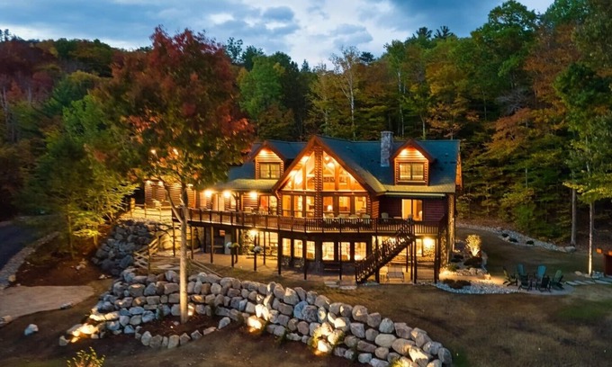 Bartlett House | 6000 ft² Log Home With Amazing Views ~ 3 Miles To Storyland. No parties/events.