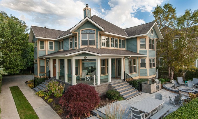 South Haven House | 605 Monroe - Overlooking South Beach & Lighthouse