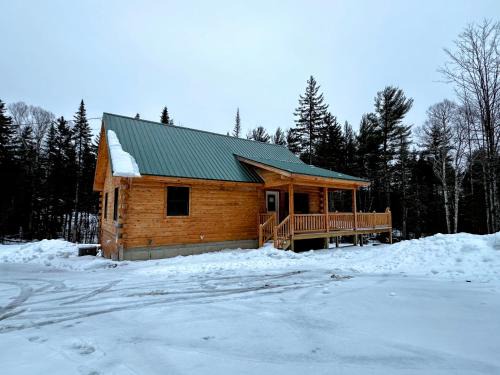 Carroll House | 65PT New Log Cabin in Private Setting. Hot tub. Gym/Pool Access!